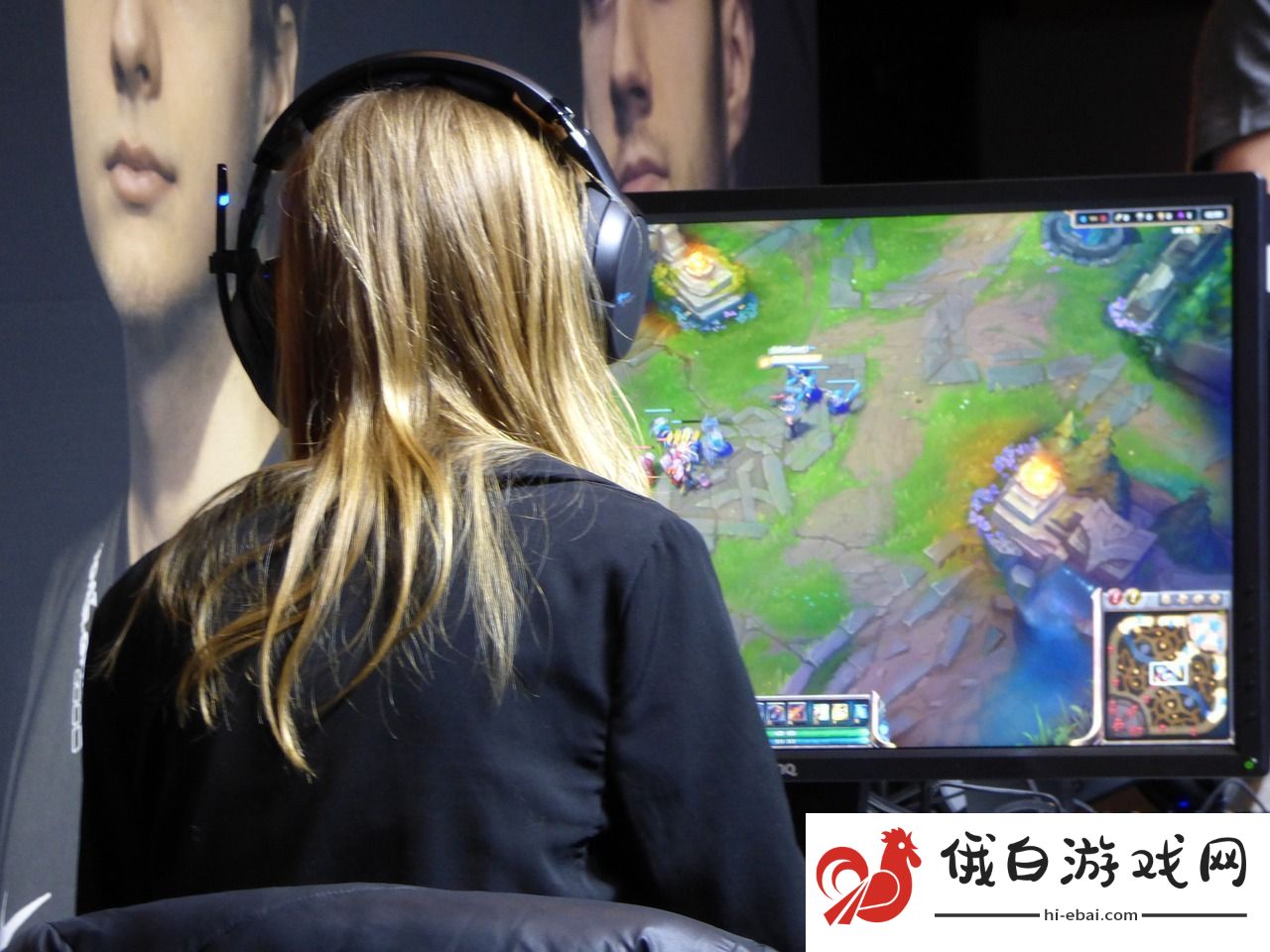 男人女生一起打扑克牌