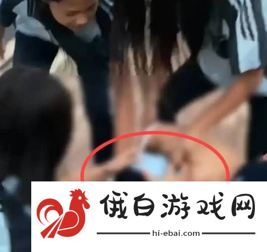 女学生被❌c扒衣服